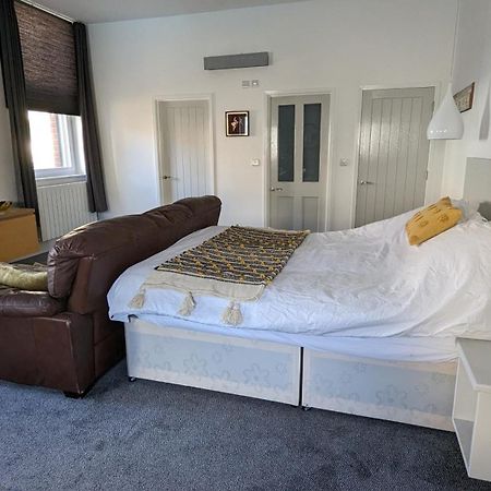 Gorgeous Comfortable Apartment On The High Street マーサー・ティドビル エクステリア 写真